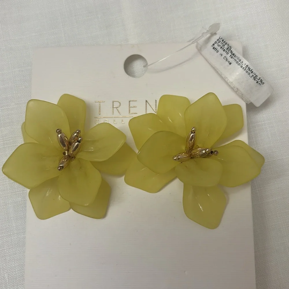 NWT TRENDY collection yellow flower post earrings - Picture 2 of 3